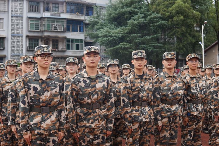 你好，大学丨迷彩下的第一课：当坚守遇见青春